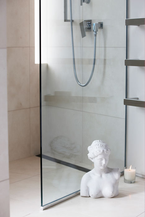 White marble shower with inscreed heating