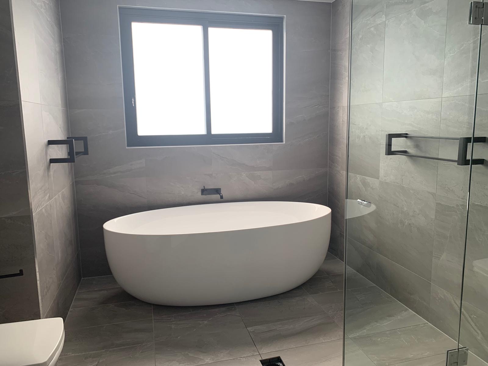 Bath tub area in bathroom with Warmtech Inscreed heating system
